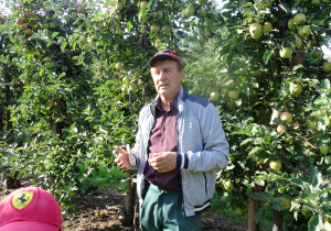 Pan Wojciech opowiada dzieciom o pracy sadownika